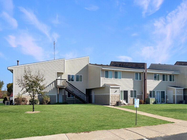 More Photos Of 401 River Run Dr, Macomb Apartments For Sale