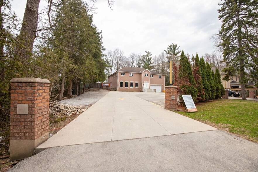 More Photos Of 144 Wilson St E, Ancaster Office For Sale