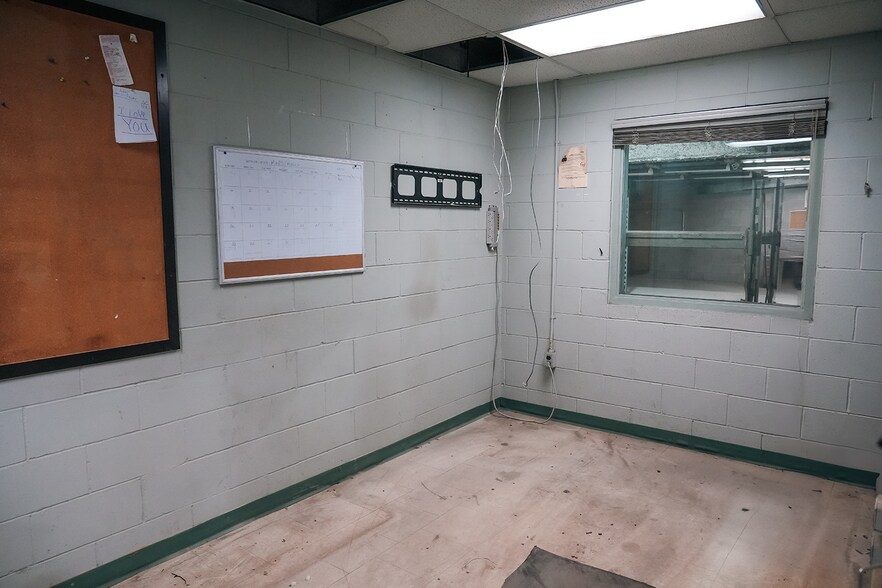 More Photos Of 3363 Davis Rd, Thorold Warehouse For Lease