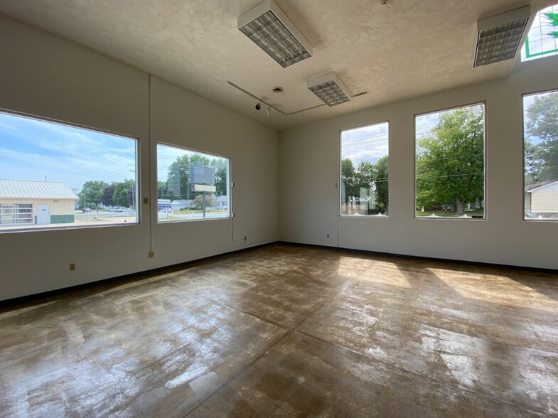 More Photos Of 780 S Chicago St, Geneseo General Retail For Lease