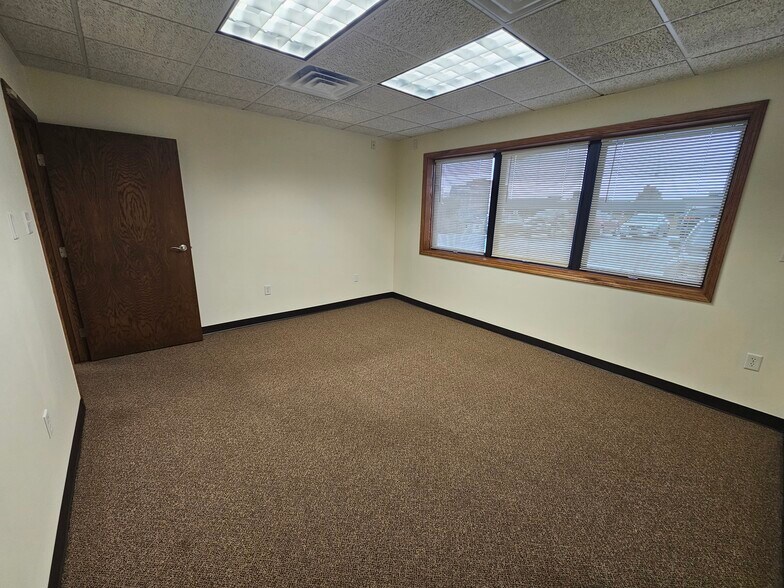 More Photos Of 700-706 Jackson St, Sioux City Office For Sale
