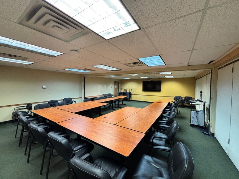 More Photos Of 2110-2130 E Aurora Rd, Twinsburg Warehouse For Sale