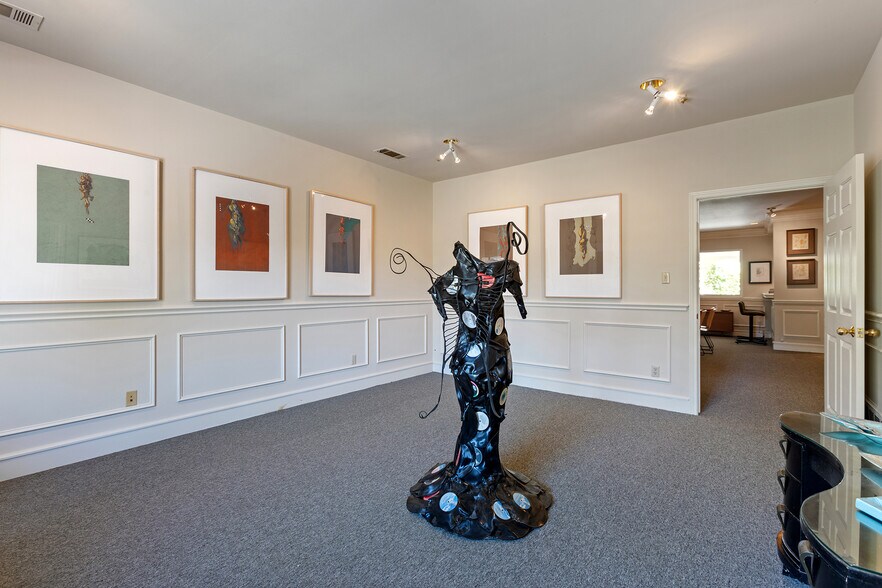 More Photos Of 4821 Broadway St, Addison Office For Sale