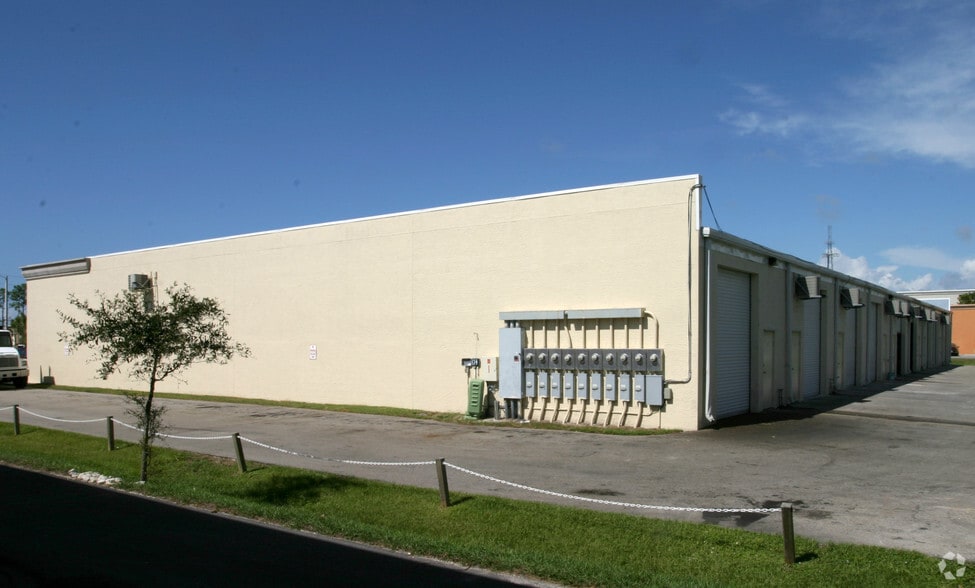 More Photos Of 1076 Business Ln, Naples Showroom For Sale