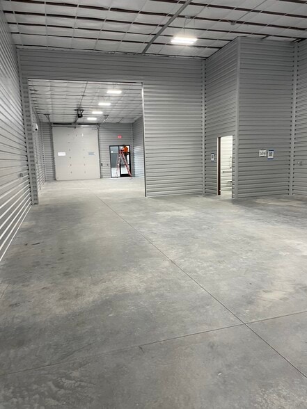 More Photos Of 510 N Service Rd, Saint Peters Flex For Lease