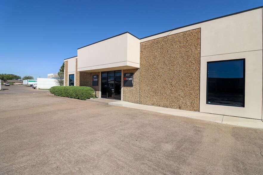 More Photos Of 4001-4009 Lindbergh Dr, Addison Light Manufacturing For Lease