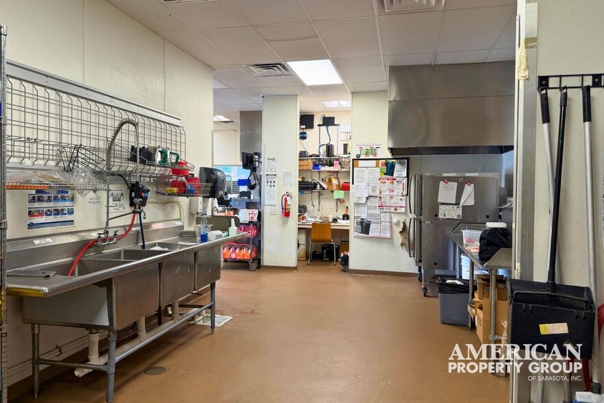 More Photos Of 7942 N Tamiami Trl, Sarasota Freestanding For Sale