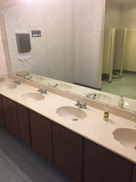 More Photos Of 337 Oaks Trl, Garland Office For Lease