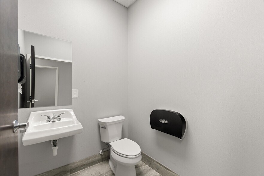 More Photos Of 105 Park Place Blvd, Davenport Medical For Sale