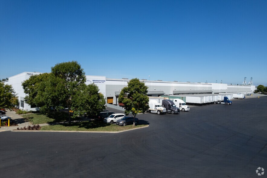 More Photos Of 7820-7832 N Leadbetter Rd, Portland Warehouse For Lease