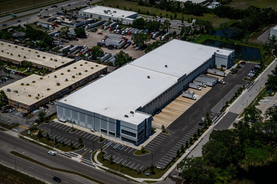 More Photos Of 5402-5424 Hangar Ct, Tampa Distribution For Lease