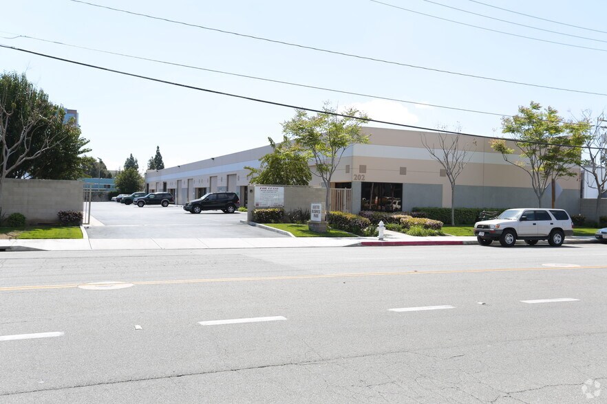 More Photos Of 202 E Alton Ave, Santa Ana Warehouse For Lease