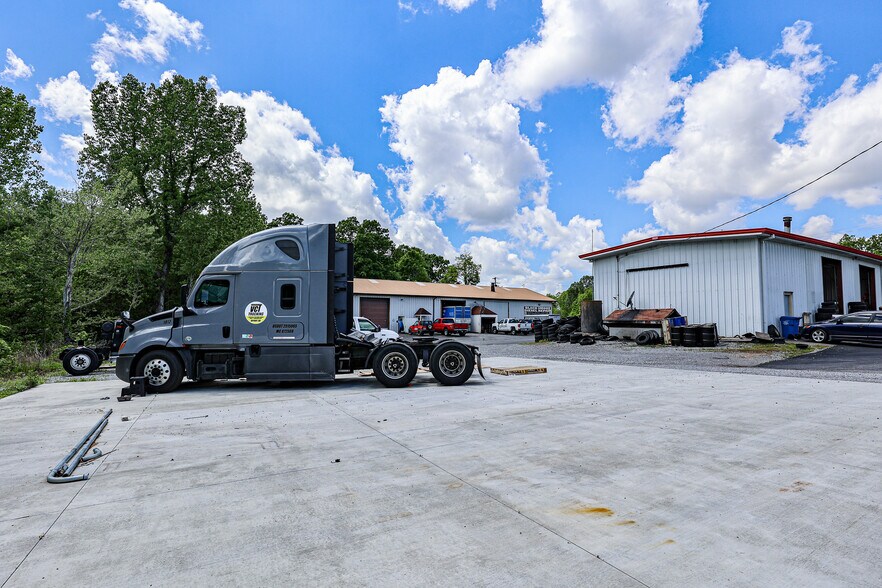 More Photos Of 430 US-62 E, Eddyville Auto Repair For Sale