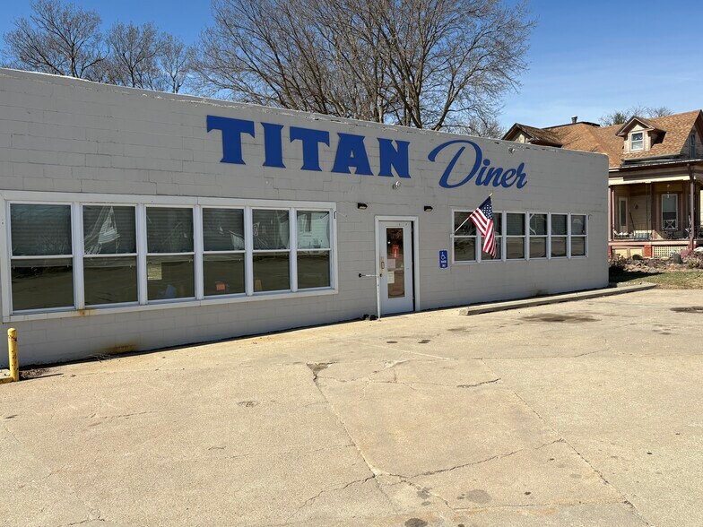 More Photos Of 833 Nemaha St, Humboldt Freestanding For Sale