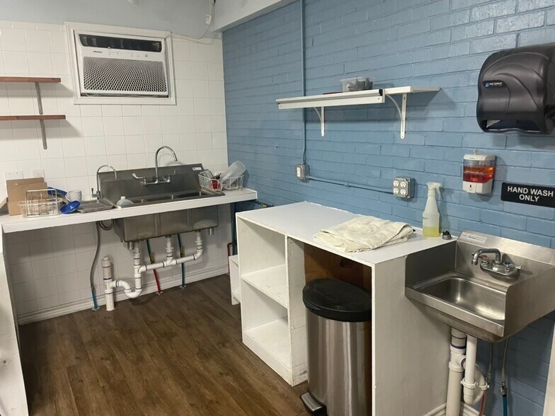 More Photos Of 314 E Pennsylvania Ave, Van General Retail For Sale