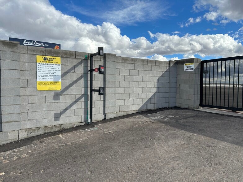 More Photos Of 12417 W Glendale Ave, Glendale Land For Lease