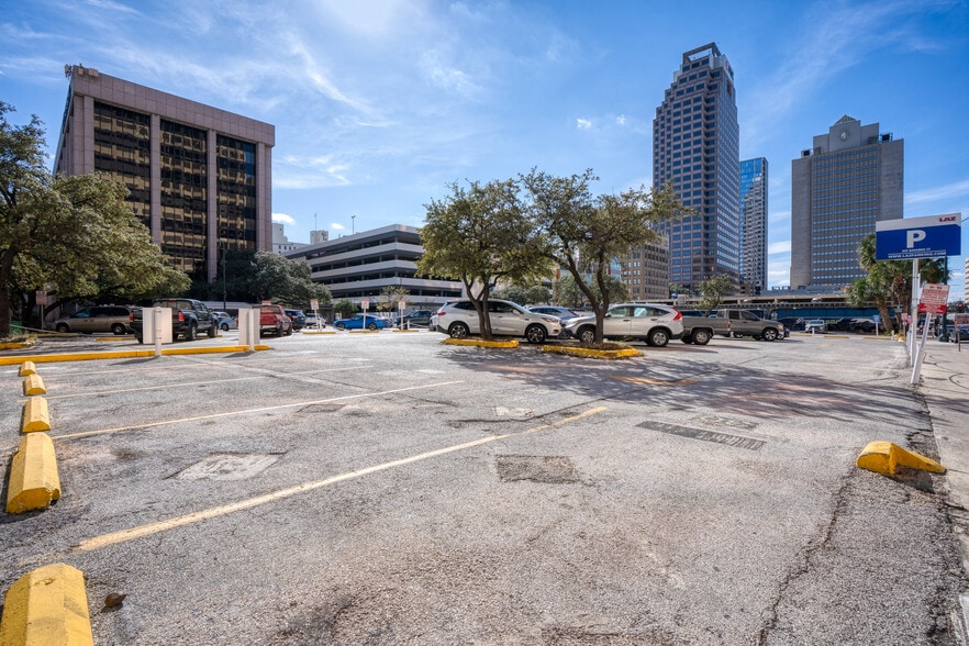 More Photos Of 800 Navarro St, San Antonio Office For Lease