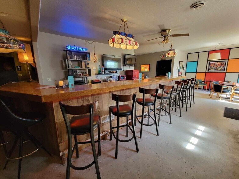 More Photos Of 1313 W Cherry St, Vermillion Hotel For Sale