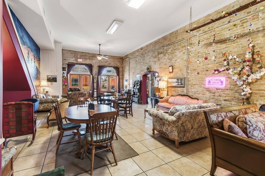 More Photos Of 709 Chestnut St, Bastrop Storefront Retail Residential For Sale