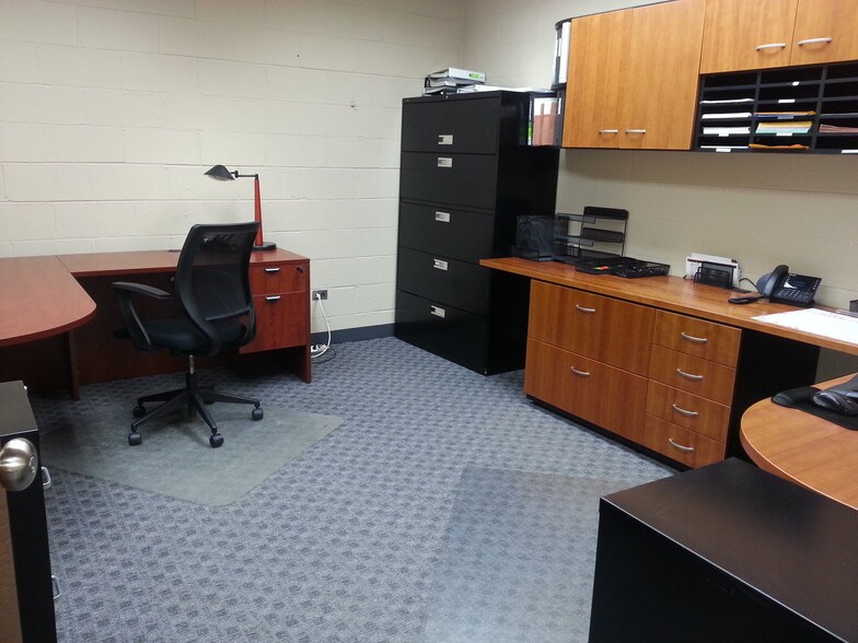 More Photos Of 225 N Arlington Heights Rd, Elk Grove Village Light Distribution For Lease