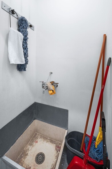 More Photos Of 965 W 18th St, Chicago Apartments For Sale