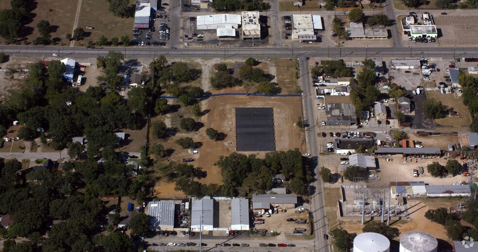 More Photos Of 2301 Higgins Ln, Haltom City Showroom For Lease