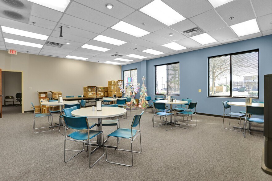 More Photos Of 7375 Adrianne Pl, Bartlett Light Distribution For Lease