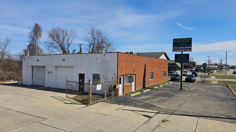 More Photos Of 7720 Highland Rd, Waterford Freestanding For Lease