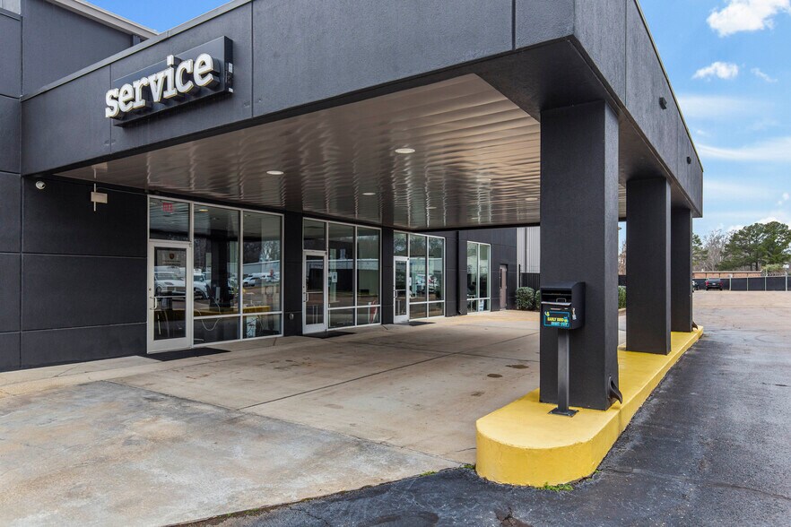 More Photos Of 5385 N I 55 St, Jackson Auto Dealership For Sale