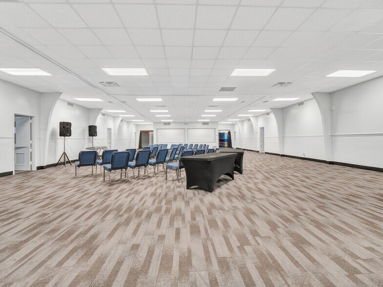 More Photos Of 824 W Pipeline Rd, Hurst Religious Facility For Sale