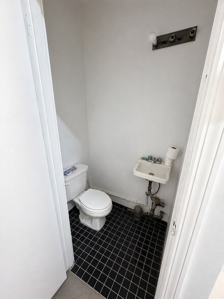 More Photos Of 4025-4049 Laconia Ave, Bronx Storefront For Lease