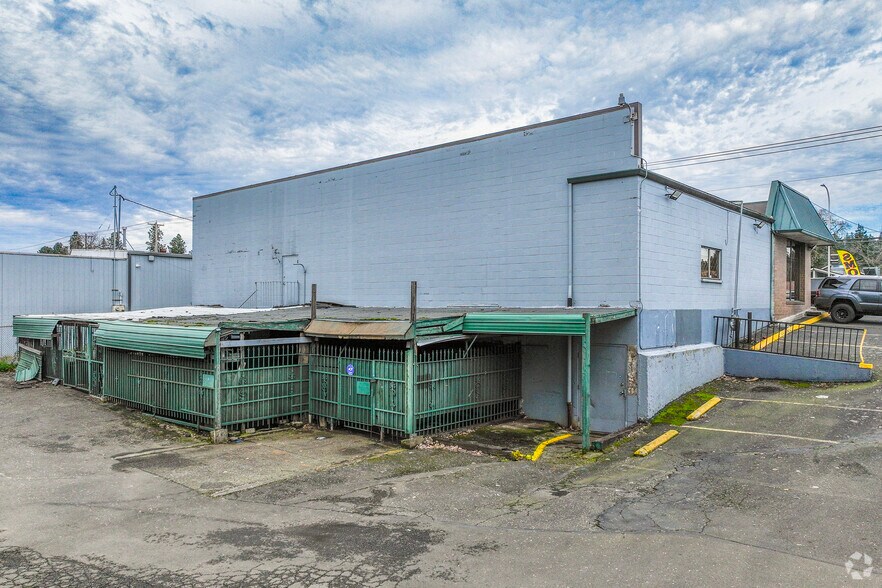 More Photos Of 17635 SE McLoughlin Blvd, Milwaukie Freestanding For Lease