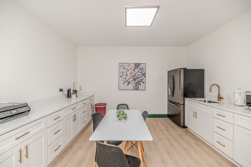 More Photos Of 200-208 S Steele St, Sanford Storefront For Lease