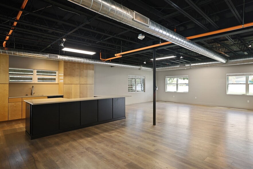 More Photos Of 10830 Navajo Dr, Saint Petersburg Showroom For Sale