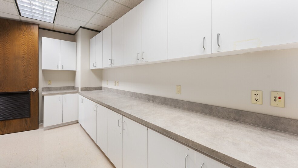 More Photos Of 9101 Lyndon B Johnson Fwy, Dallas Office For Lease