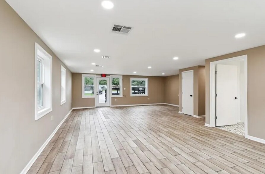 More Photos Of 2219 Paris Rd, Chalmette Storefront Retail Office For Sale