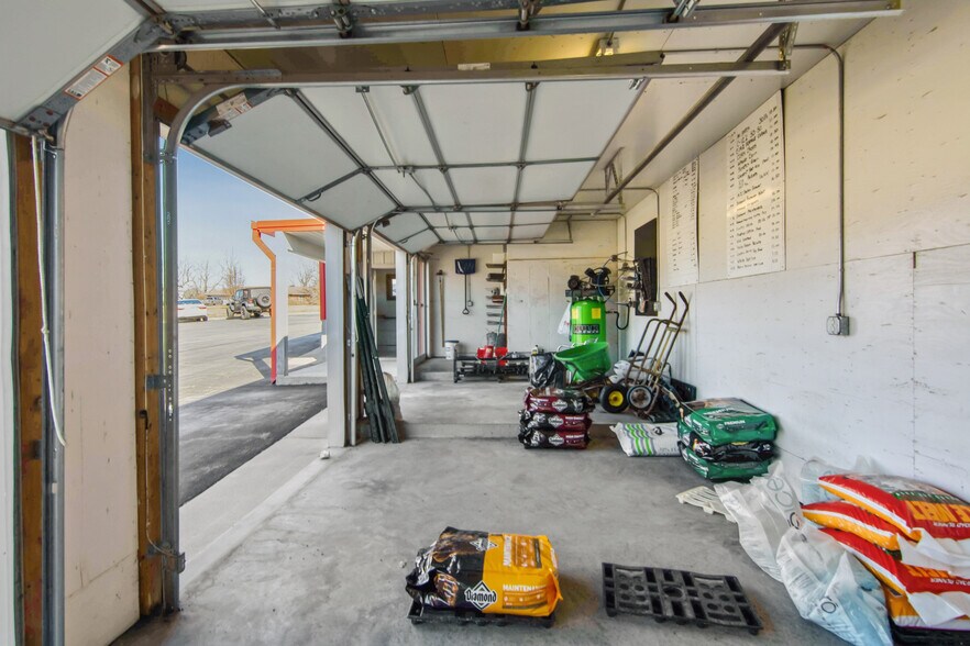 More Photos Of 7 Honey Springs Loop, Brumley Service Station For Sale