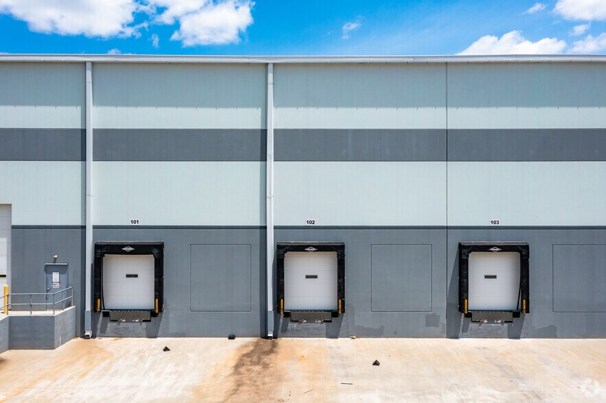 More Photos Of 405 King Mill Rd, McDonough Warehouse For Lease