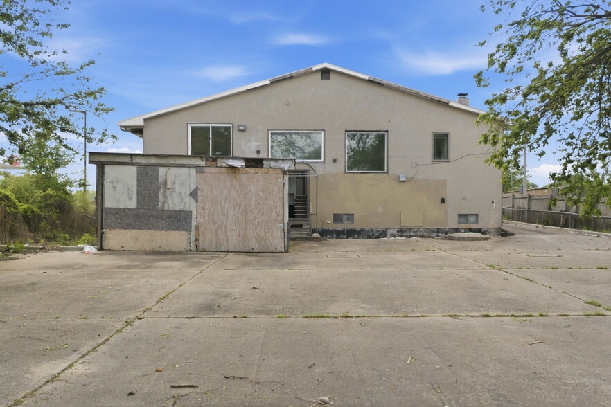 More Photos Of 2122 S Glenstone Ave, Springfield Freestanding For Sale