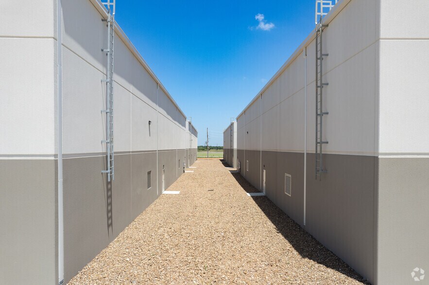 More Photos Of 2701 Twinwood Pky, Brookshire Distribution For Sale