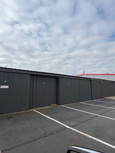 More Photos Of 2924 W Division St, Arlington Unknown For Lease