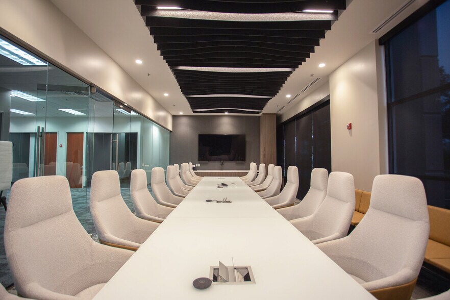 More Photos Of 2721 Discovery Dr, Orlando Research And Development For Lease