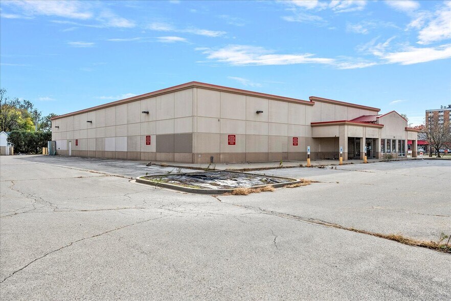 More Photos Of 920 E North Grand Ave, Springfield Freestanding For Sale