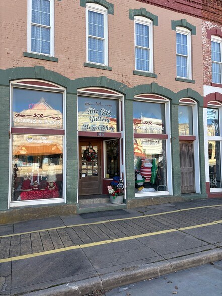 More Photos Of 145 E Main St, Sedan General Retail For Sale