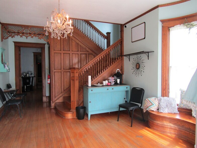 More Photos Of 30 Taylor St, Troy Freestanding For Sale