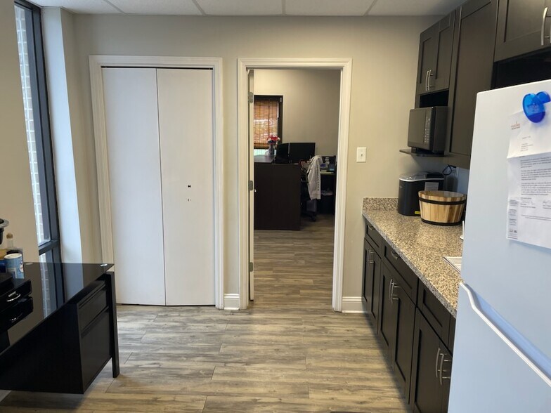 More Photos Of 5462 Able Ct, Mobile Light Distribution For Lease