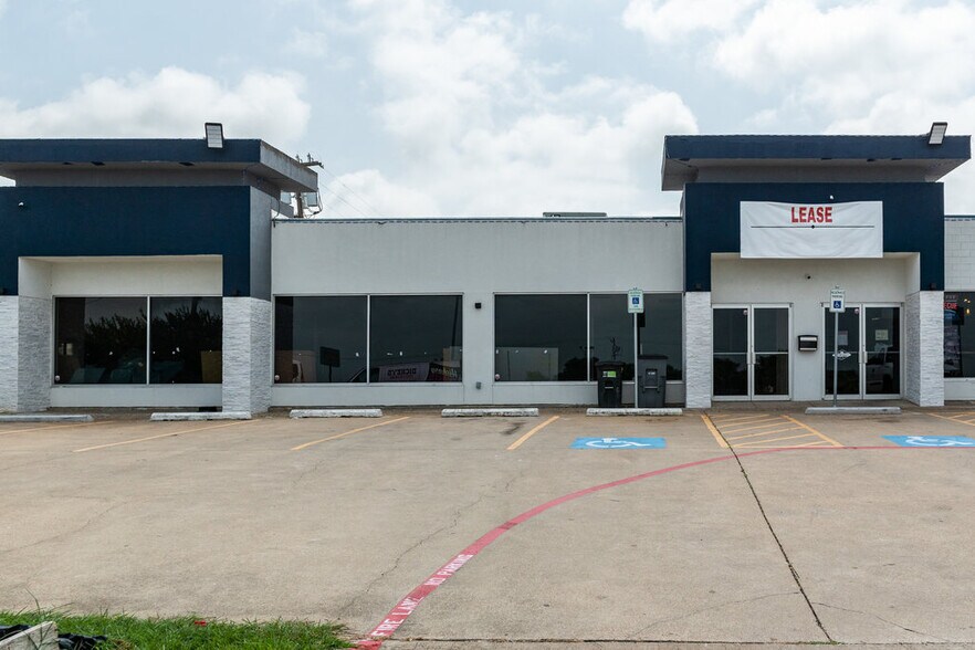 More Photos Of 1600 N Interstate 35 E, Lancaster Storefront Retail Office For Lease