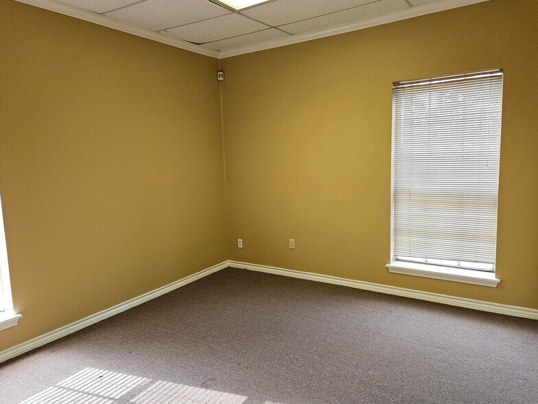 More Photos Of 14741 Pebble Bend Dr, Houston Loft Creative Space For Lease