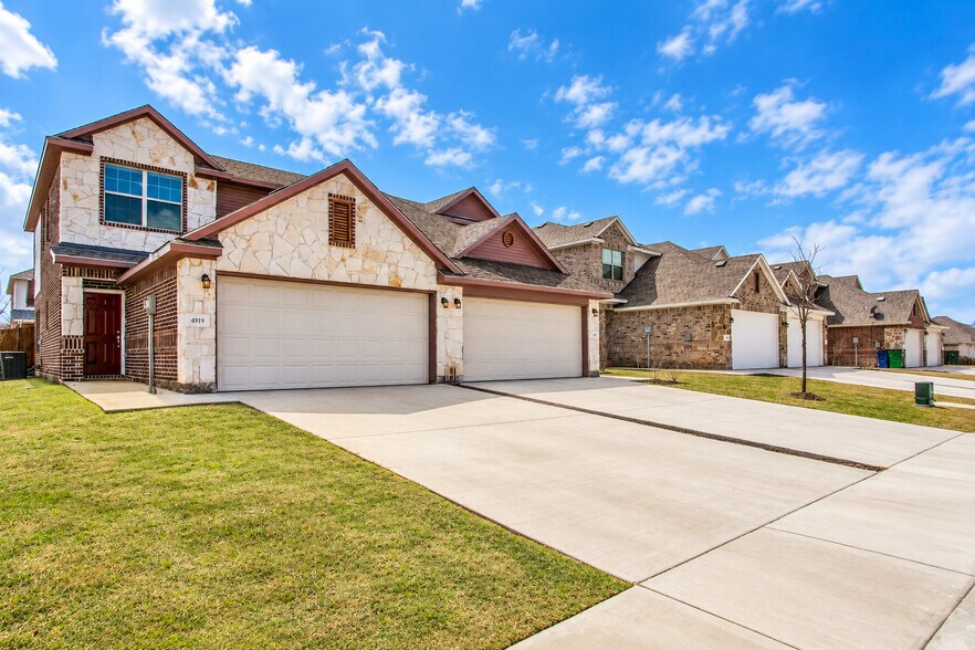 Primary Photo Of 4917 Sanger Circle Dr, Sanger Multifamily For Sale
