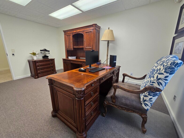 More Photos Of 4091 Colonial Blvd, Fort Myers Office Residential For Sale